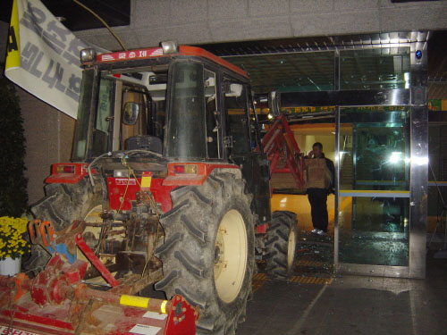 농민들이 아산시의 농민 대책이 미흡하다며 아산시청 현관을 트랙터로 돌진하기도 했다. 